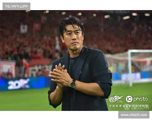 成都蓉城队主教练徐正源与球员德尔加多出席发布会共同展望新赛季目标